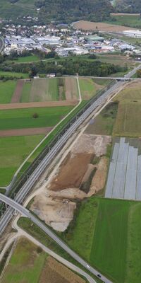 Ein Tunneleingang im Hintergrund und zwei Bahnübergänge im Vordergrund.