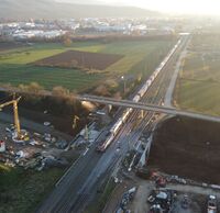 Eine Eisenbahnüberführung an einer Baustelle.