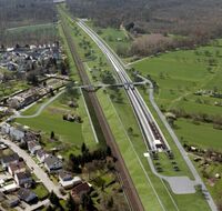 Ein langer Eingang eines Eisenbahntunnels am Dorfrand.