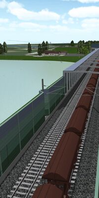 Eine Eisenbahnstrecke liegt zwischen einer Autobahn und einem See.