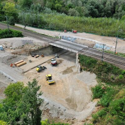 Eine Baustelle für einen Tierdurchlass unter Gleisen.