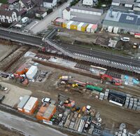 Luftaufnahme der Baustelle neben den Gleisen.