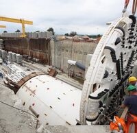 Eine der Tunnelvortriebsmaschinen steht im Tunneleingang.