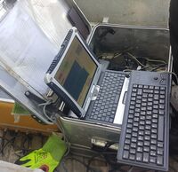 Ein aufgeklappter Laptop mit allerlei Symbolen