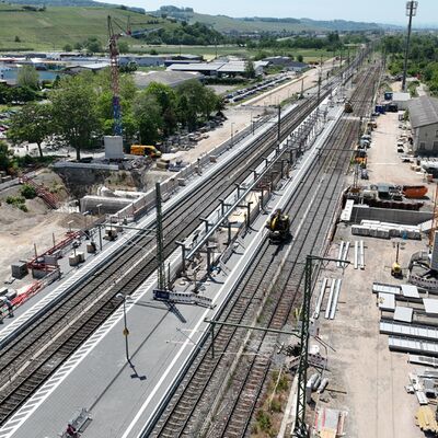 Blick auf die Baustelle in Müllheim. Der künftige Bahnsteig ist zu erkennen.