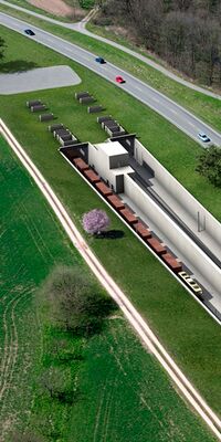 Ein virtueller Eingang eines Eisenbahntunnels neben einer befahrenen Straße.