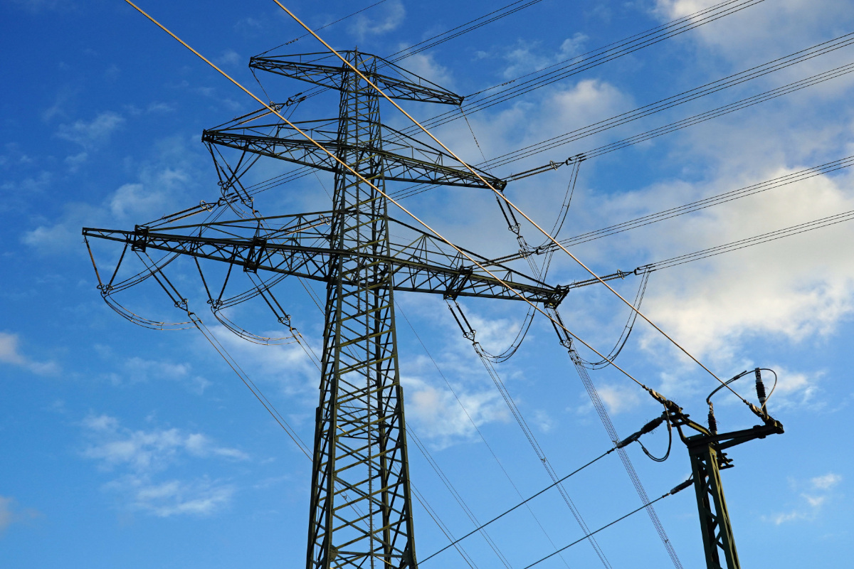 Die elektrischen und magnetischen Strahlen von Funk·türmen und Ober·leitungen sind viel kleiner als die Grenz·werte. (Foto: Deutsche Bahn AG/Volker Emersleben) Die Immissionen von Funkanlagen und Oberleitungen liegen weit unter den Grenzwerten. (Foto: Deutsche Bahn AG/Volker Emersleben)