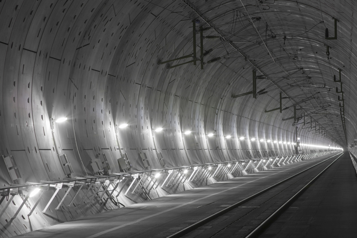 Das Innere des Tunnels mit Beleuchtung an den Wänden.