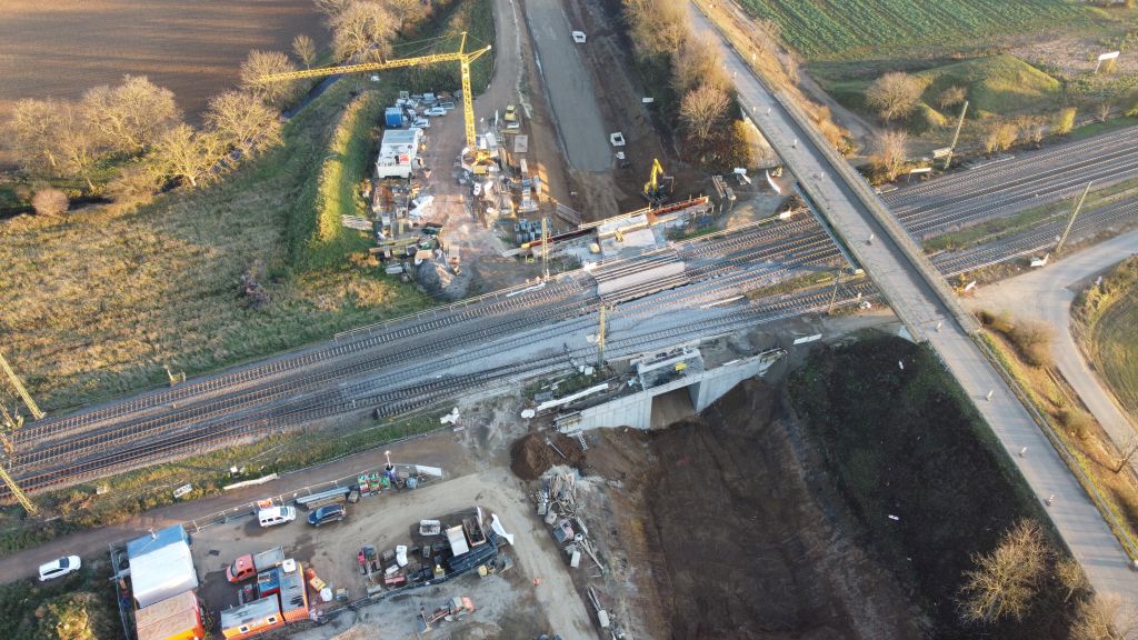 Blick auf eine alte Straßenbrücke.