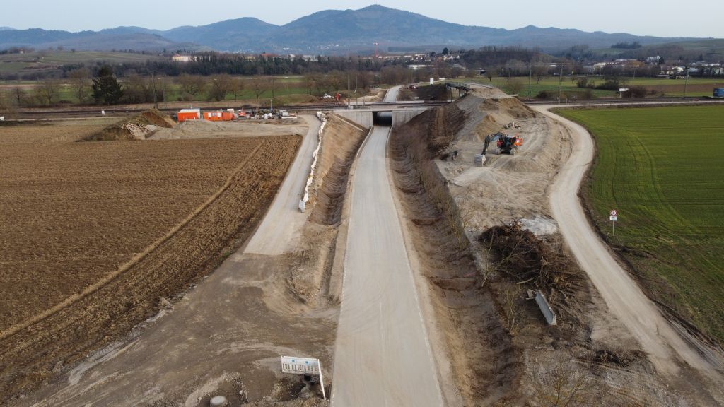 Rückbau des alten Straßendamms der Brücke.