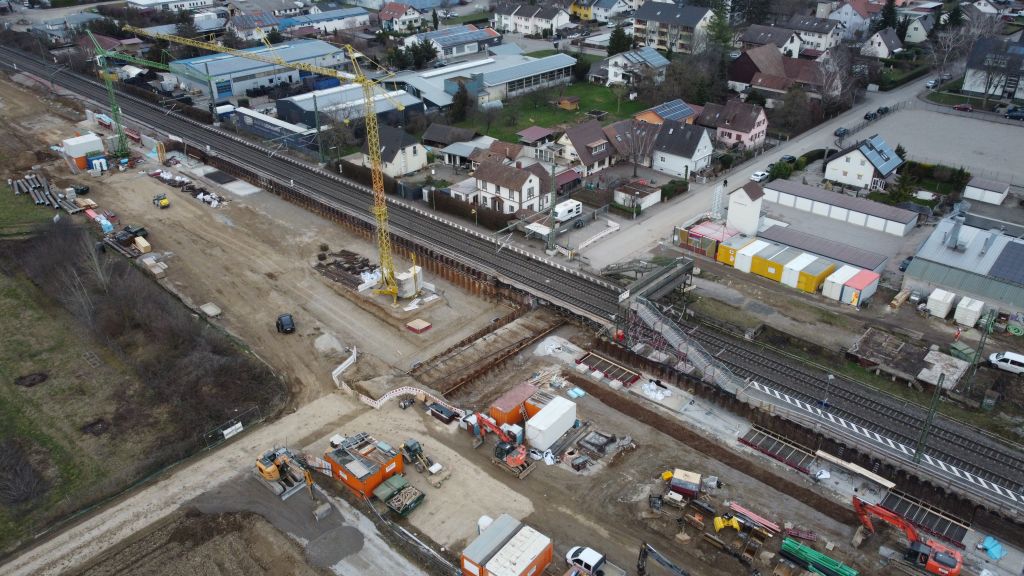 Eingebaute Spundwände sichern die Baugrube.