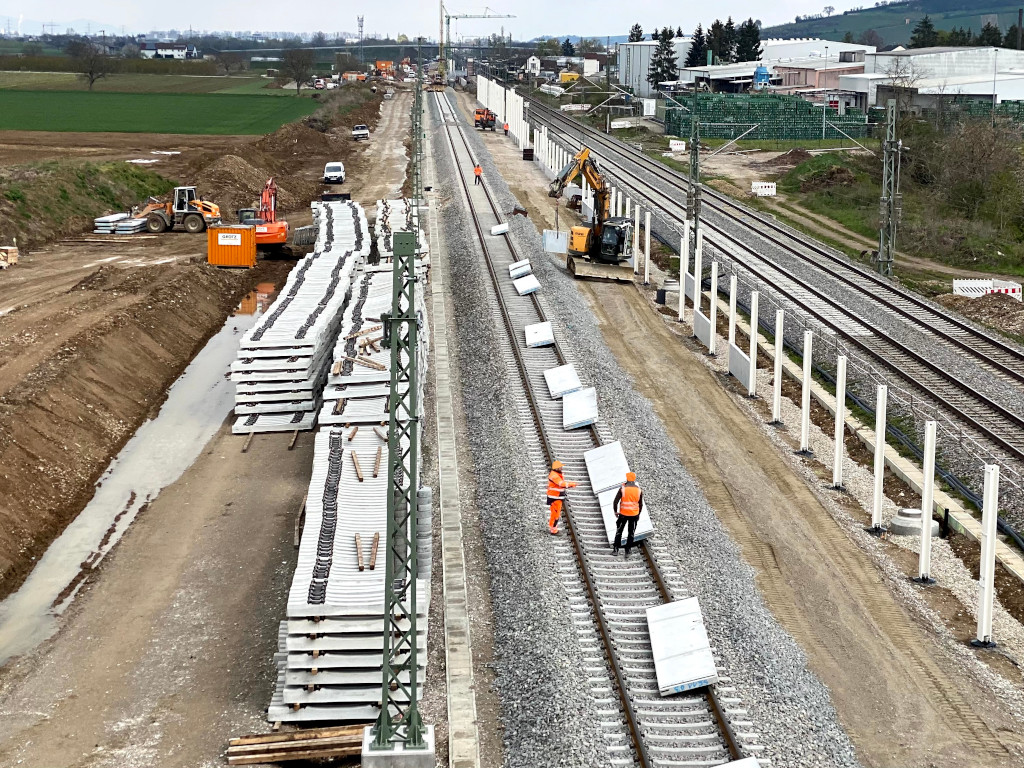 Einbau von Schwellen aus Beton.