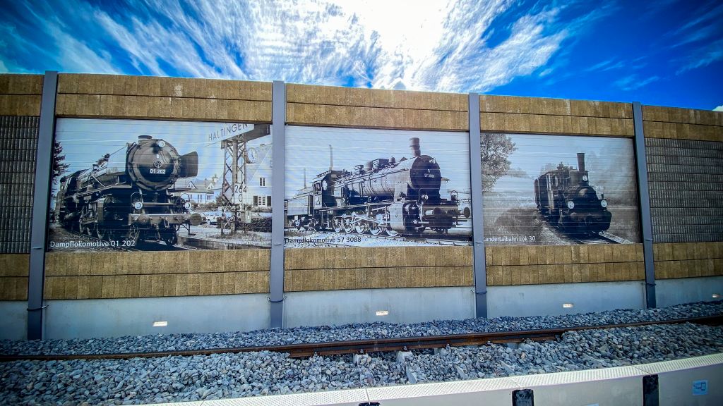 Drei historische Lokomotiven repräsentieren die Bahngeschichte. (Foto: Jürgen Schmidt)