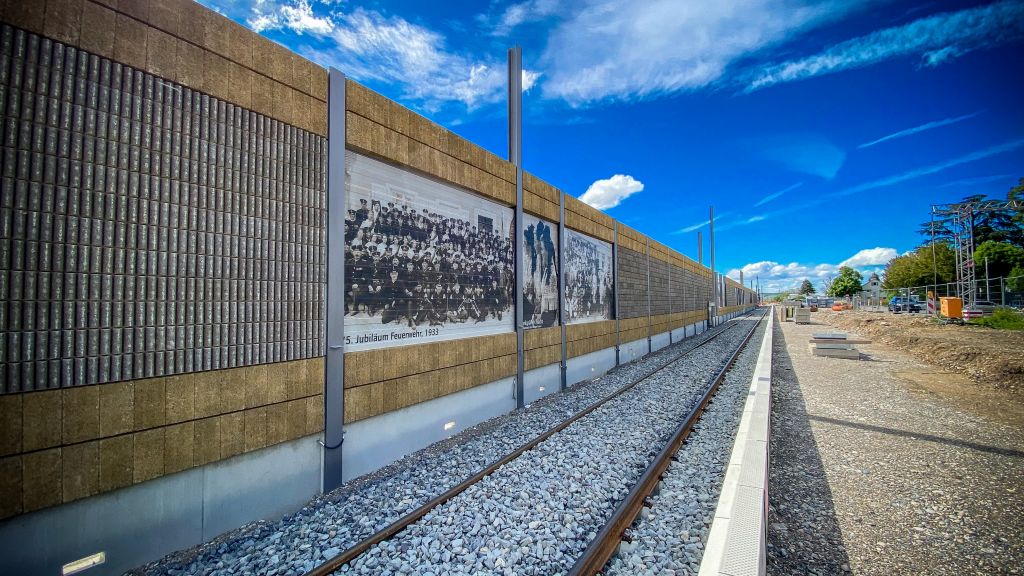 Östlich der Schallschutzwände verläuft künftig das Nahverkehrsgleis Richtung Freiburg. (Foto: Jürgen Schmidt)