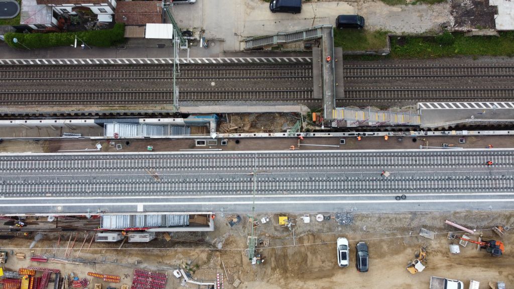 Bau einer neuen Fußgängerunterführung an einem Bahnhof.
