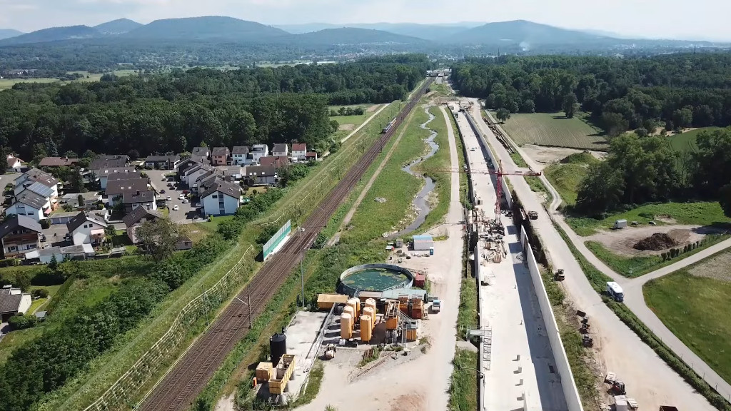 In Niederbühl baut die Bahn am letzten Teilstück der Grundwasserwanne Süd. (Foto: Johann Söder)