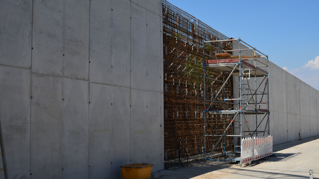 Der Aufbau erfolgt im Pilgerschrittverfahren: Jeder zweite Teilabschnitt der Seitenwand entsteht. Der Bereich dazwischen folgt im Anschluss. (Foto: Sonja Renner)