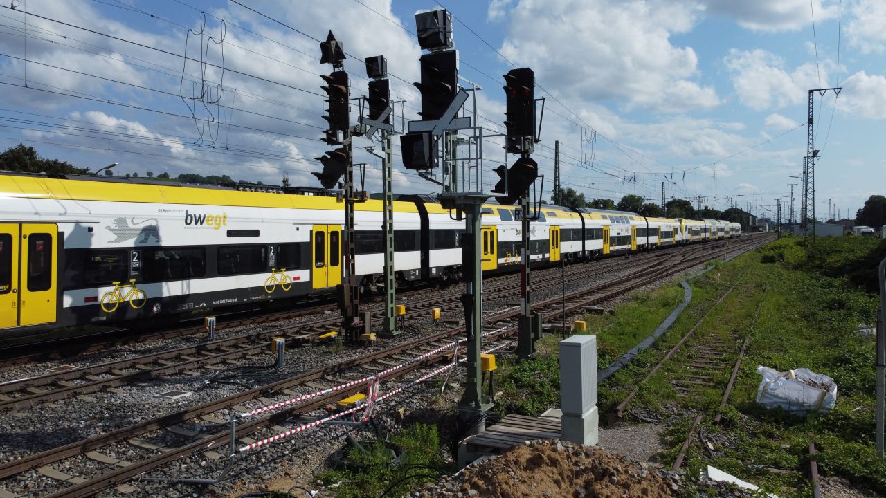 Neben den Gleisen stehen die neuen Signale. Links sind die alten Signale noch zu sehen. (Foto: Jürgen Schmidt)
