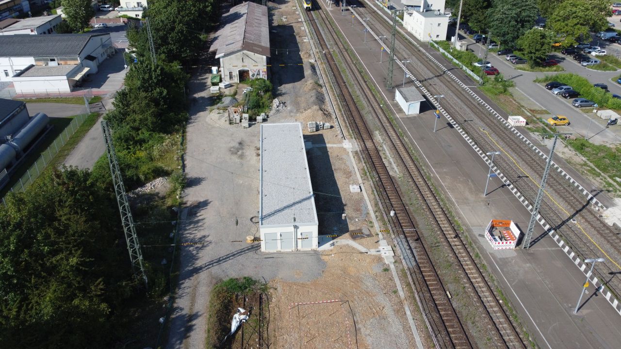 In dem neuen Modulgebäude ist die elektronische Stellwerkstechnik untergebracht. (Foto: Jürgen Schmidt)