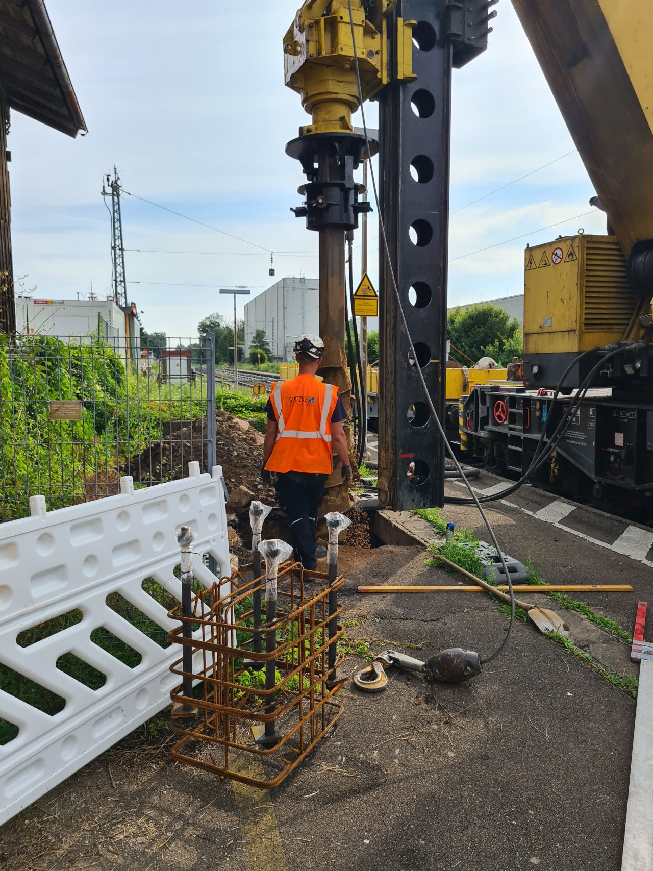 Um die Standfestigkeit der Maste zu gewährleisten, sind tiefe Fundamente nötig. Dafür sorgt die Ramme. (Foto: Deutsche Bahn AG/Mhamed Bedoui)