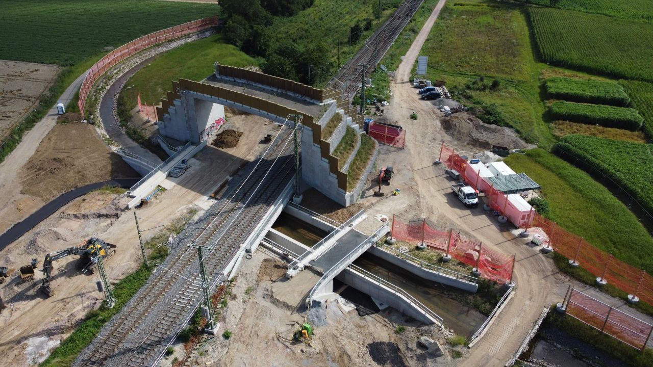Die Überführung hilft neun Fledermausarten beim sicheren Flug über die Rheintalbahn. (Foto: Jürgen Schmidt)