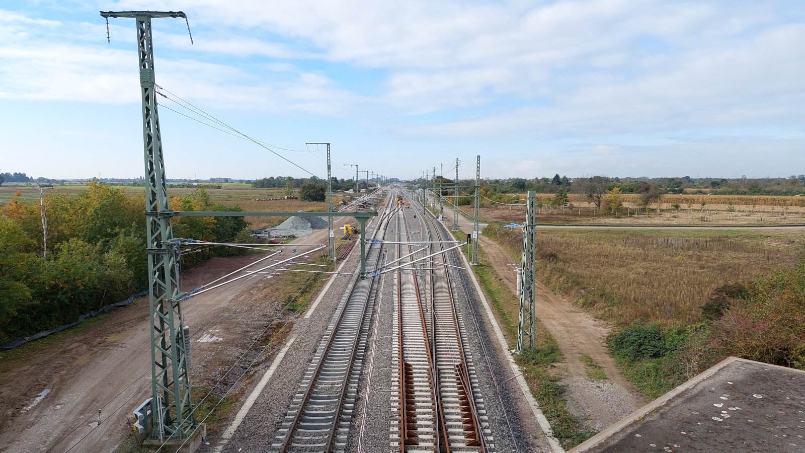 November 2021: Die zwei Gleise der Rheinbahn wurden nach Westen verlegt. Östlich liegt das Gleis der Neubaustrecke. Seit dem 8. November ist die Abzweigstelle fertiggestellt. (Foto: DB AG/Johannes Neidig)
