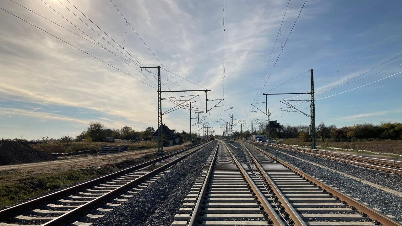 Weiter südlich werden die Gleise der Rheinbahn weiter nach Westen geführt. Die Gleise der Neubaustrecke führen direkt in den Tunnel Rastatt. (Foto: DB AG/Meike Schlitter)