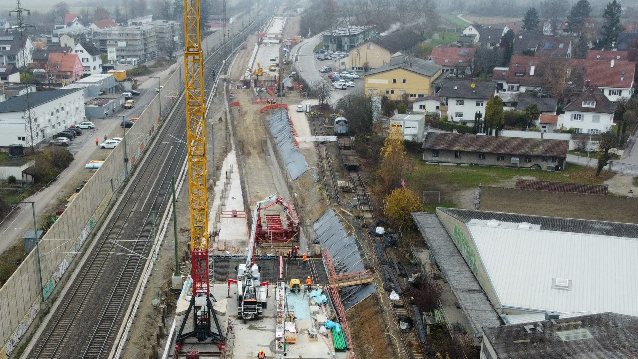 Über die nördliche Rampe gelangt das Nahverkehrsgleis wieder an die Oberfläche. (Foto: Jürgen Schmidt)