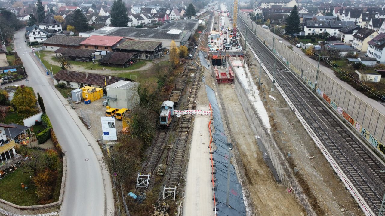 Blick von Norden auf das Überwerfungsbauwerk und die Gleise (Foto: Jürgen Schmidt)