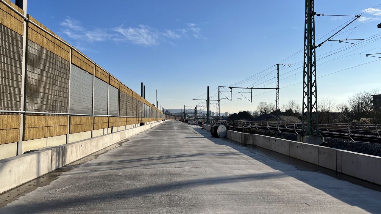Auf der Betontrasse werden Unterschottermatten verbaut. (Foto: Jürgen Schmidt)