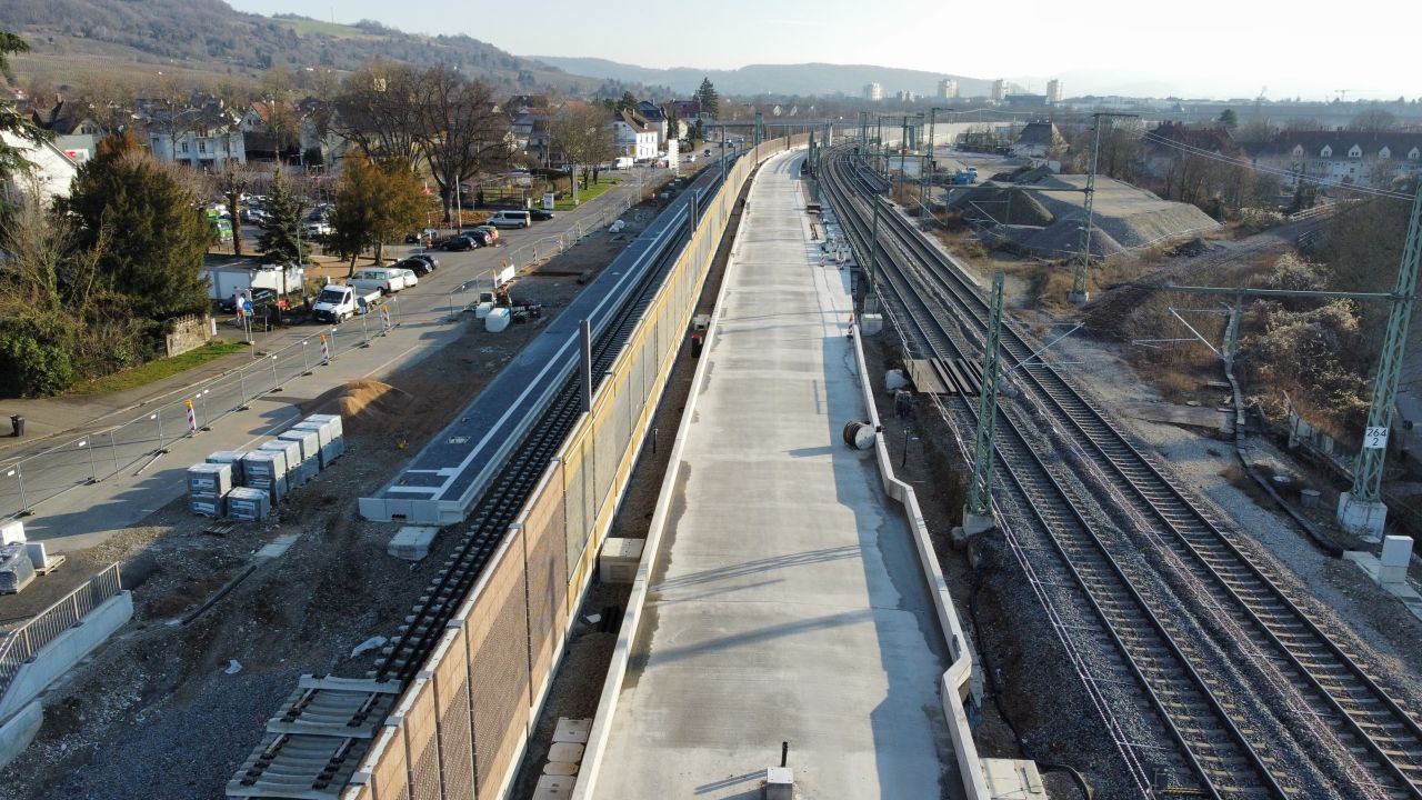 Der südliche Teil des Betontrogs führt bis zur Eisenbahnüberführung. (Foto: Jürgen Schmidt)