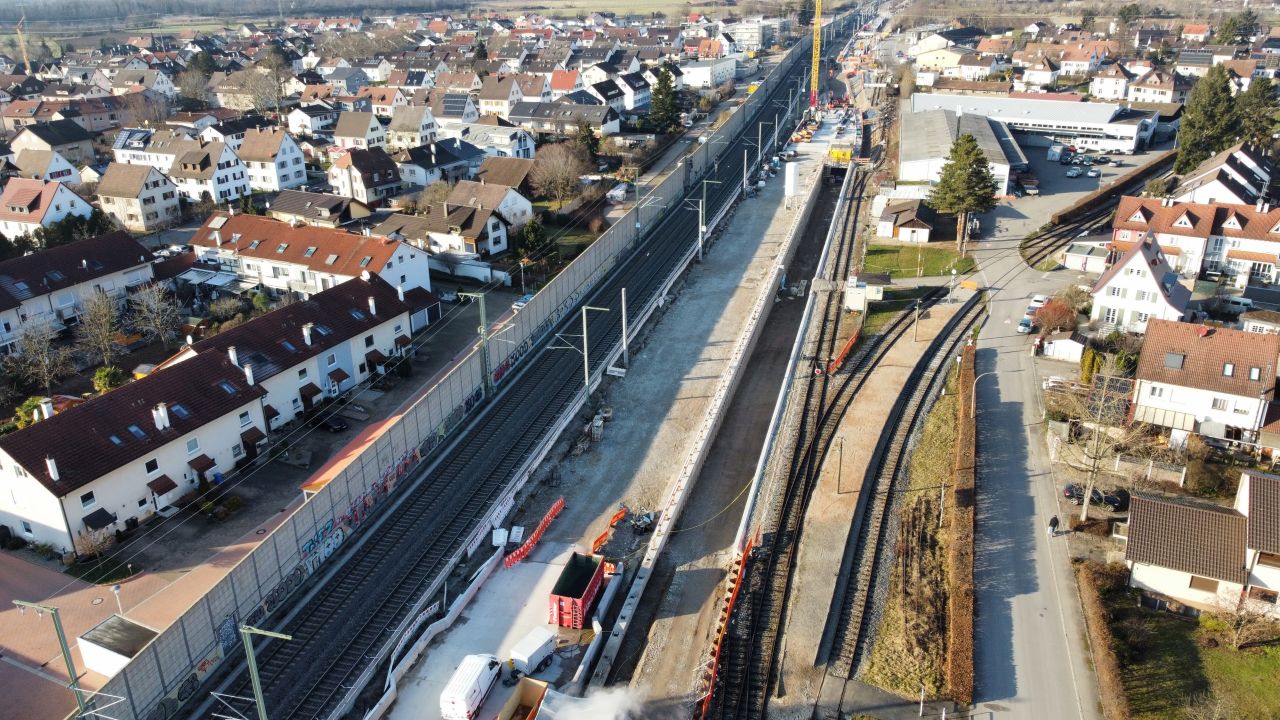 Nördlich des Haltepunkts ist der Betontrog noch nicht durchgängig. (Foto: Jürgen Schmidt)