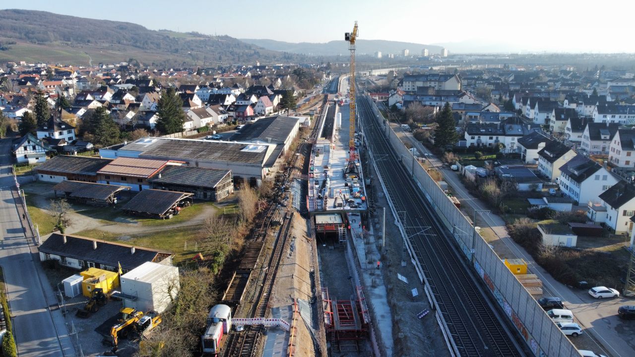 Arbeiten an der Decke des Überwerfungsbauwerks (Foto: Jürgen Schmidt)