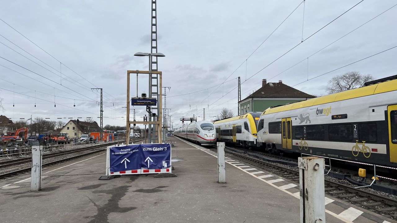 Hinweisschilder zeigen Fahrgästen den geänderten Weg. (Foto: Jürgen Schmidt)