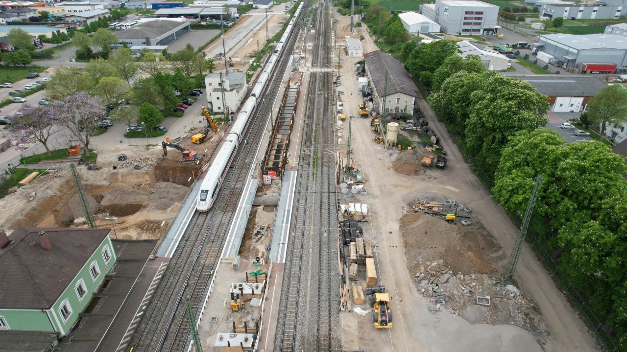 Zwischen den Gleisen baut die Bahn die neuen Zugänge zu den Bahnsteigen.  (Foto: Jürgen Schmidt)