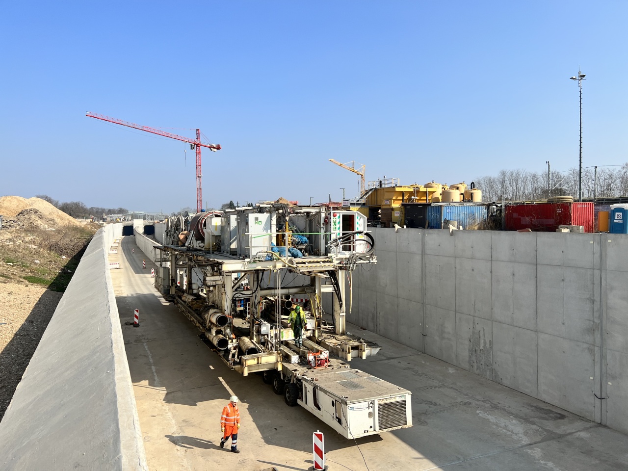Die Einzelteile des Nachläufers wurden über die Grundwasserwanne auf die Baustelleneinrichtungsfläche in Niederbühl transportiert. Dort wurden sie schließlich zerlegt. (Foto: INGE Tunnel Rastatt)