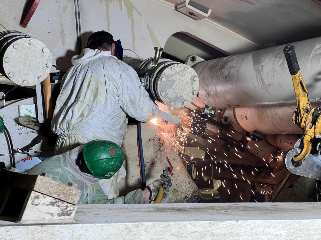 Die einzelnen Bauteile des Nachläufers wurden mithilfe von Schneidbrennern zerlegt. (Foto: INGE Tunnel Rastatt)