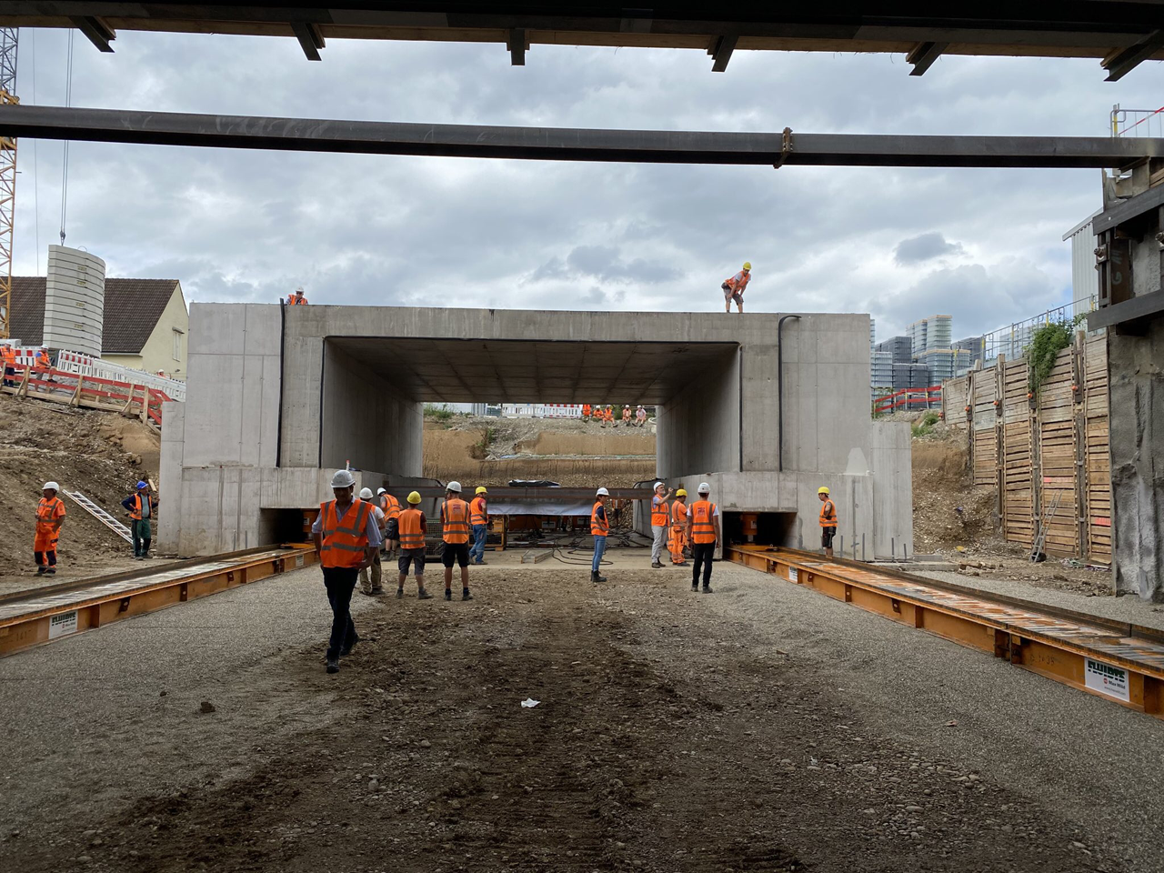 Millimeterarbeit auf der Baustelle (Foto: Deutsche Bahn AG/Barbara Maan)