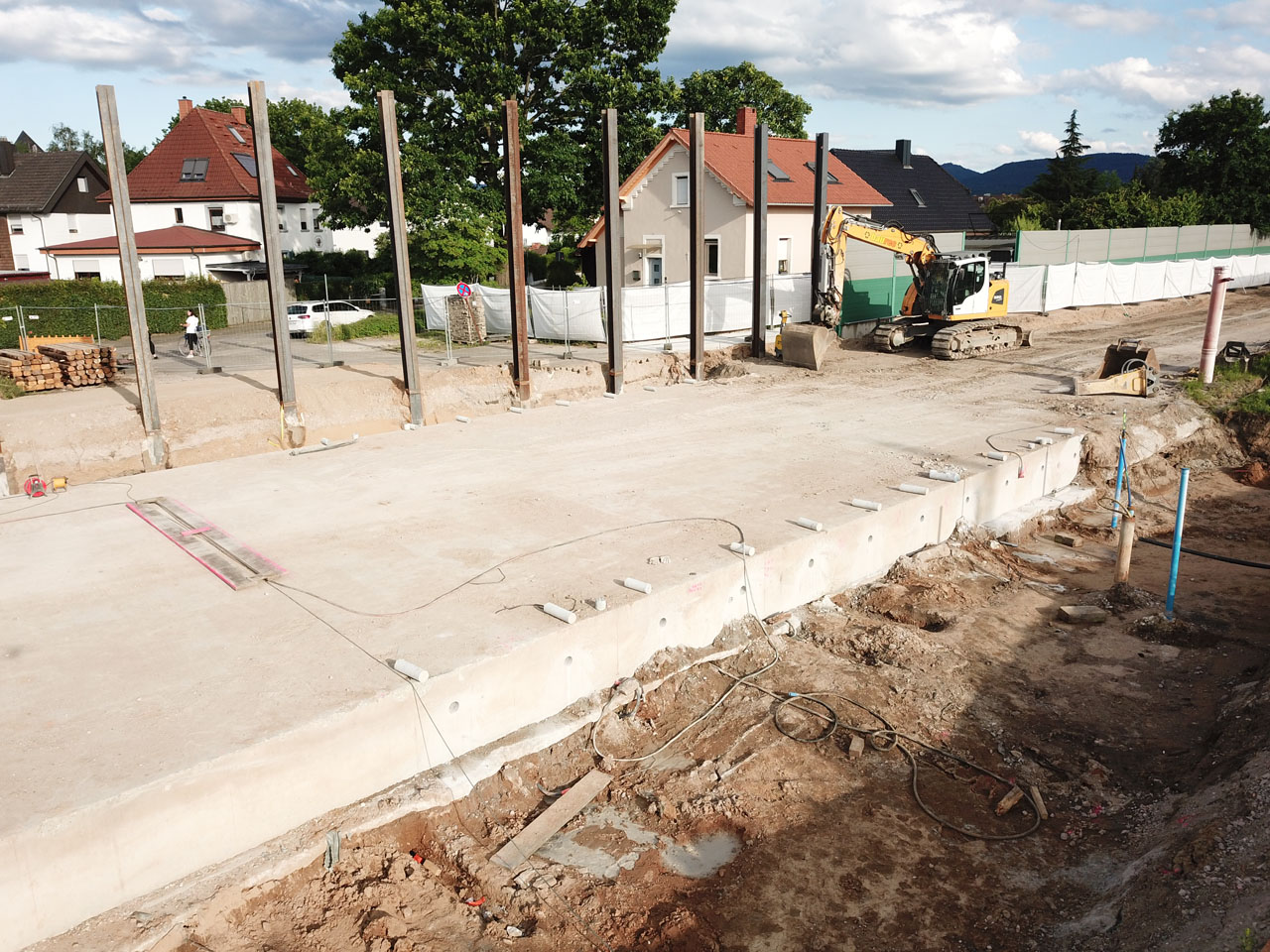 Die freigelegte Stahlbetonplatte in Niederbühl. 150 Meter der Platte wurden zersägt und abtransportiert. (Foto: DB AG/Sebastian Roedig)