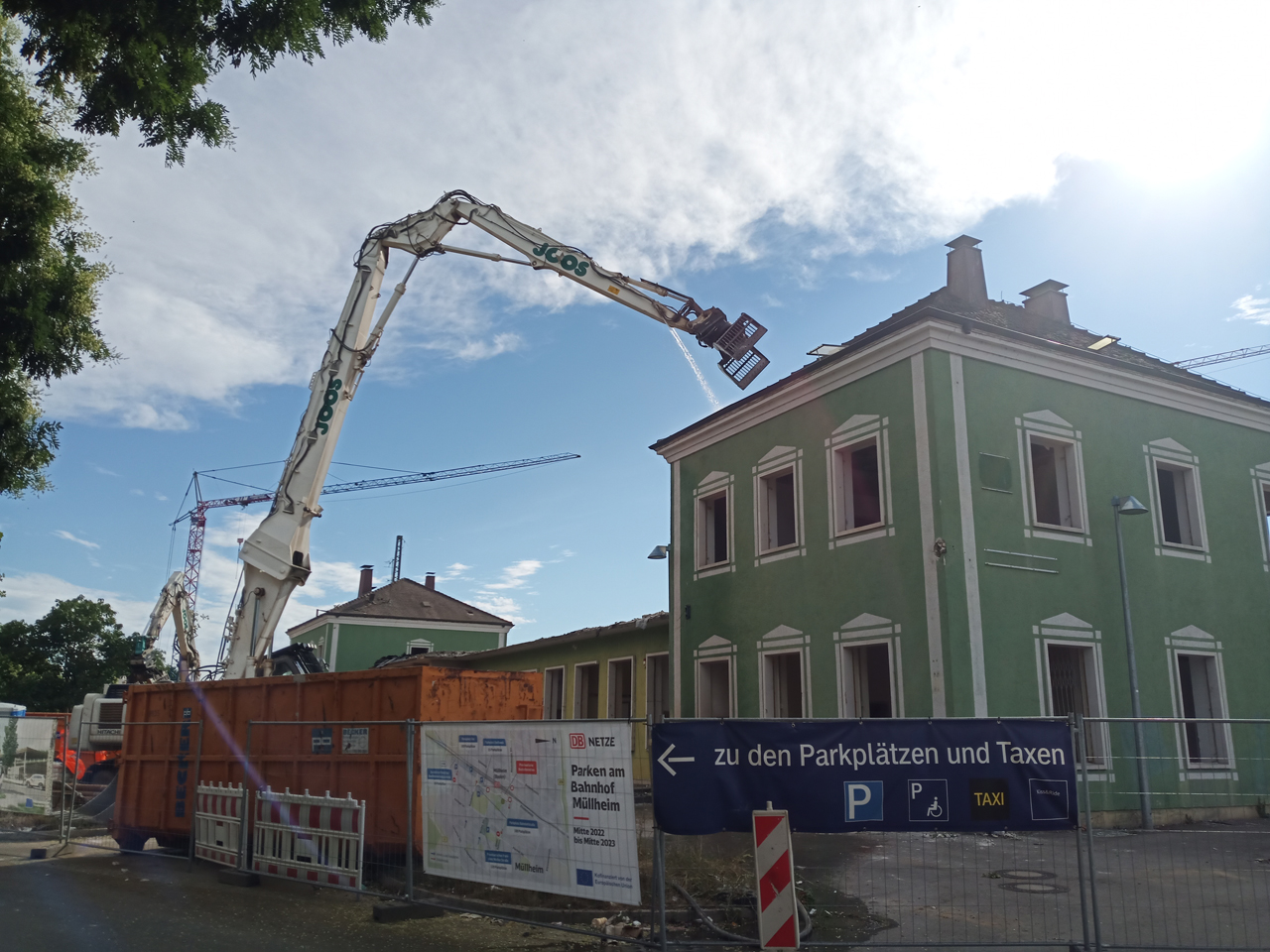 Das alte Bahnhofsgebäude in Müllheim wird zurückgebaut. (Foto: Deutsche Bahn AG/Matthias Völkner)