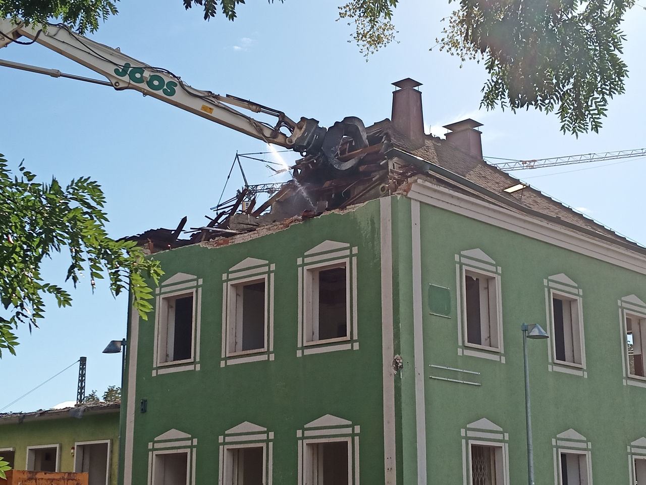 Bagger mit Zangen und Schaufeln tragen das Gebäude Stück für Stück ab. (Foto: Deutsche Bahn AG/Matthias Völkner)
