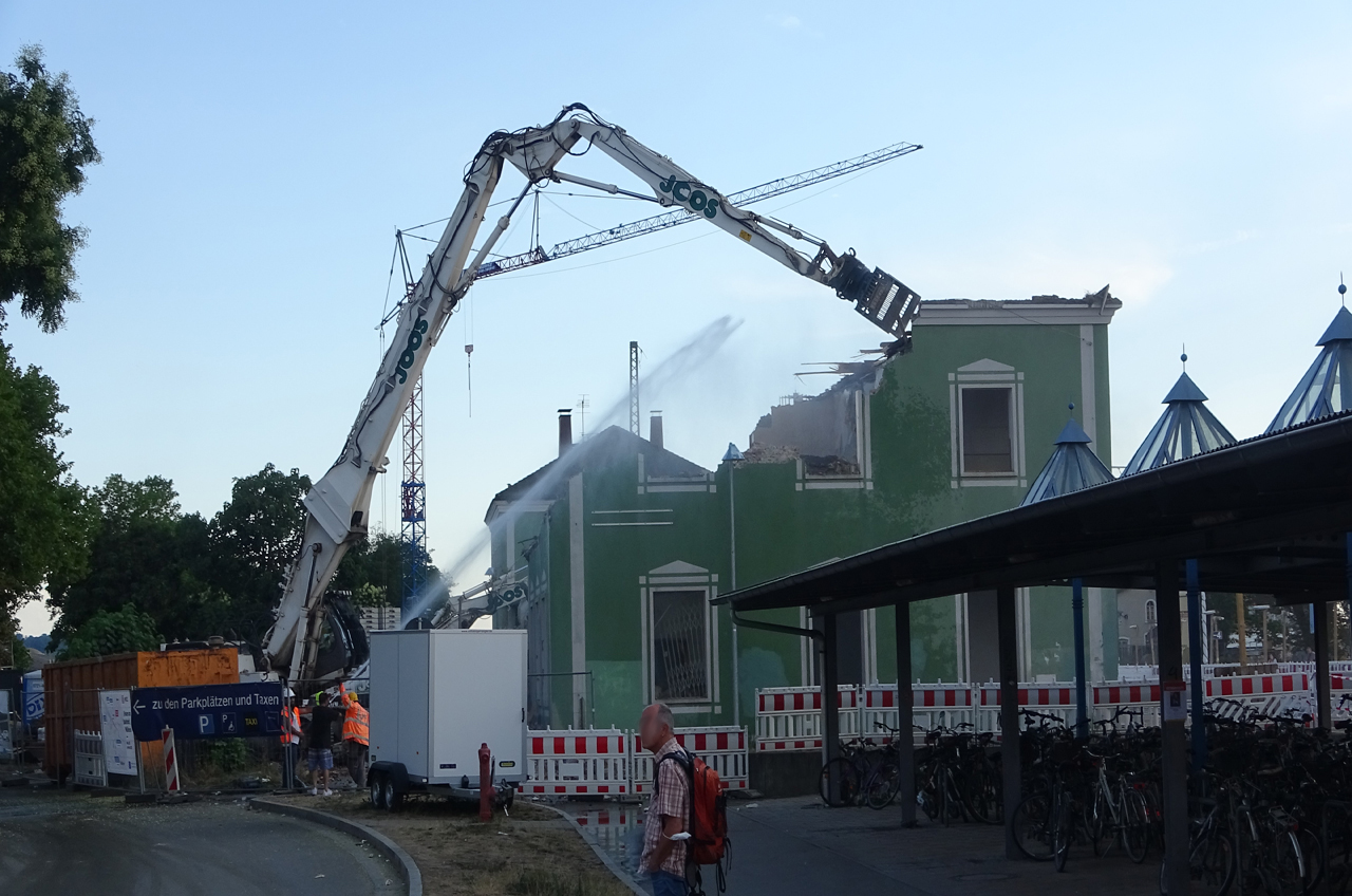 Ein Wasserstrahl dämmte die Staubentwicklung. (Foto: Motivforpress/Nick Kauz)