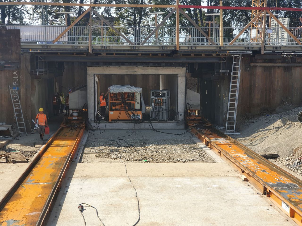 Unter den Gleisen wird das Bauwerk exakt positioniert. (Foto: BauIn GmbH/Andre Kujer)