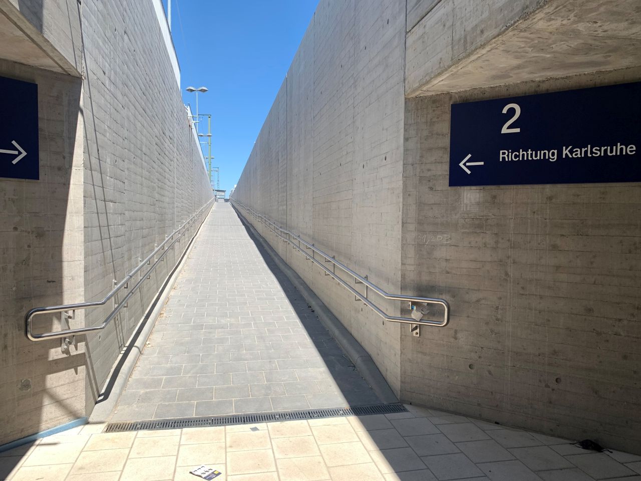 Durch die Rampen kommen Reisende barrierefrei zum Bahnsteig. (Foto: Deutsche Bahn AG/Hatice Altinbas)
