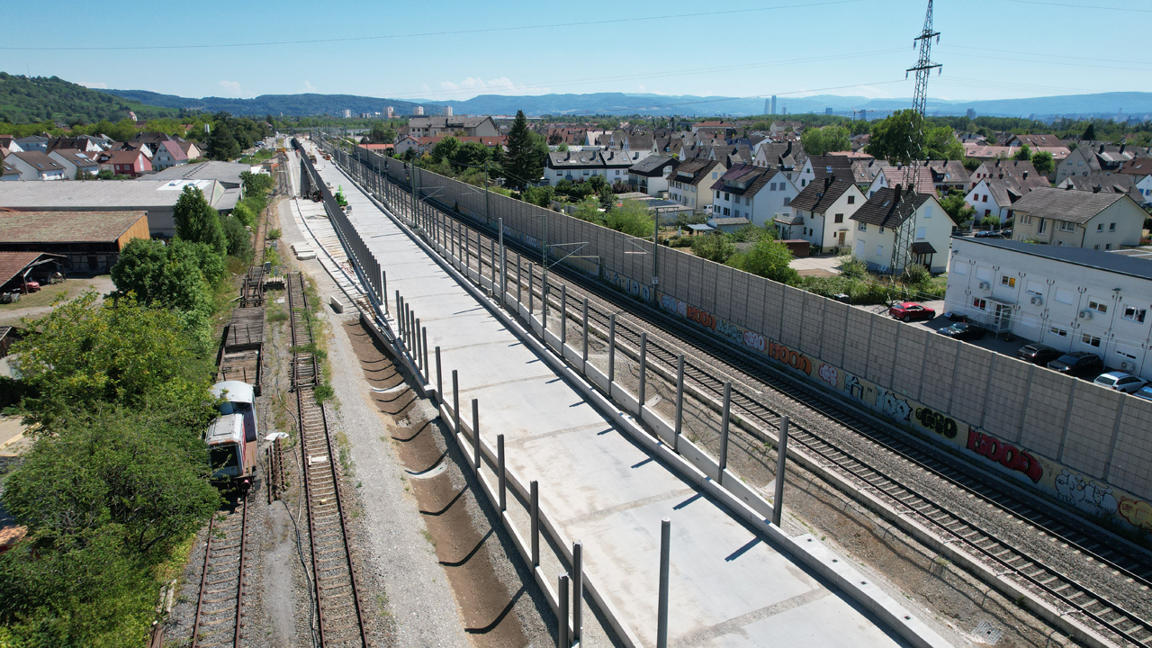 Entlang der Baustelle sind Pfosten für die Schallschutzwände aufgestellt.