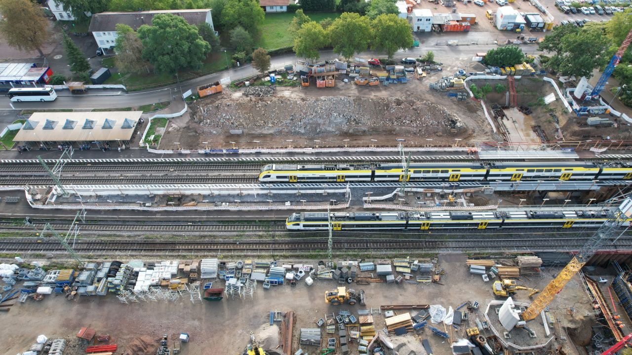 Zwischen Fahrradparkplätzen und der Baustelle für die neue Unterführung stand das Bahnhofsgebäude. (Foto: Jürgen Schmidt)