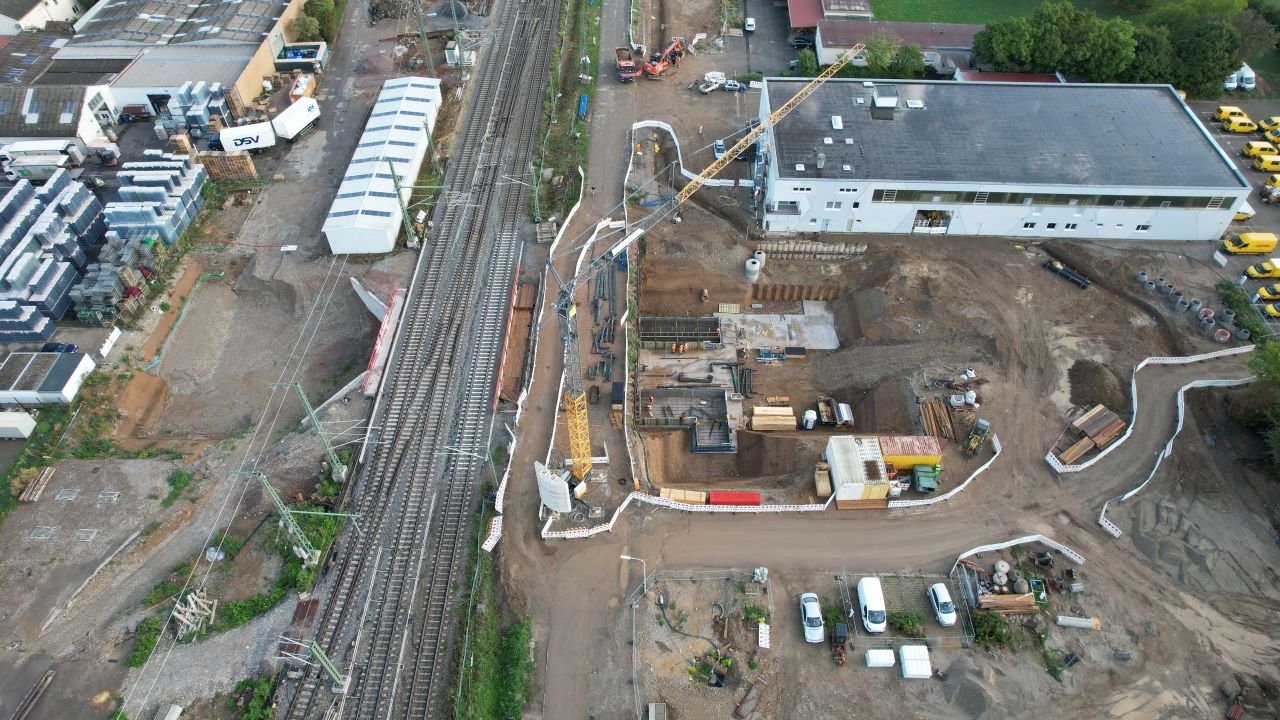 Im Bau: die neue Zufahrt zu den künftigen Parkplätzen westlich des Bahnhofs (Foto: Jürgen Schmidt)