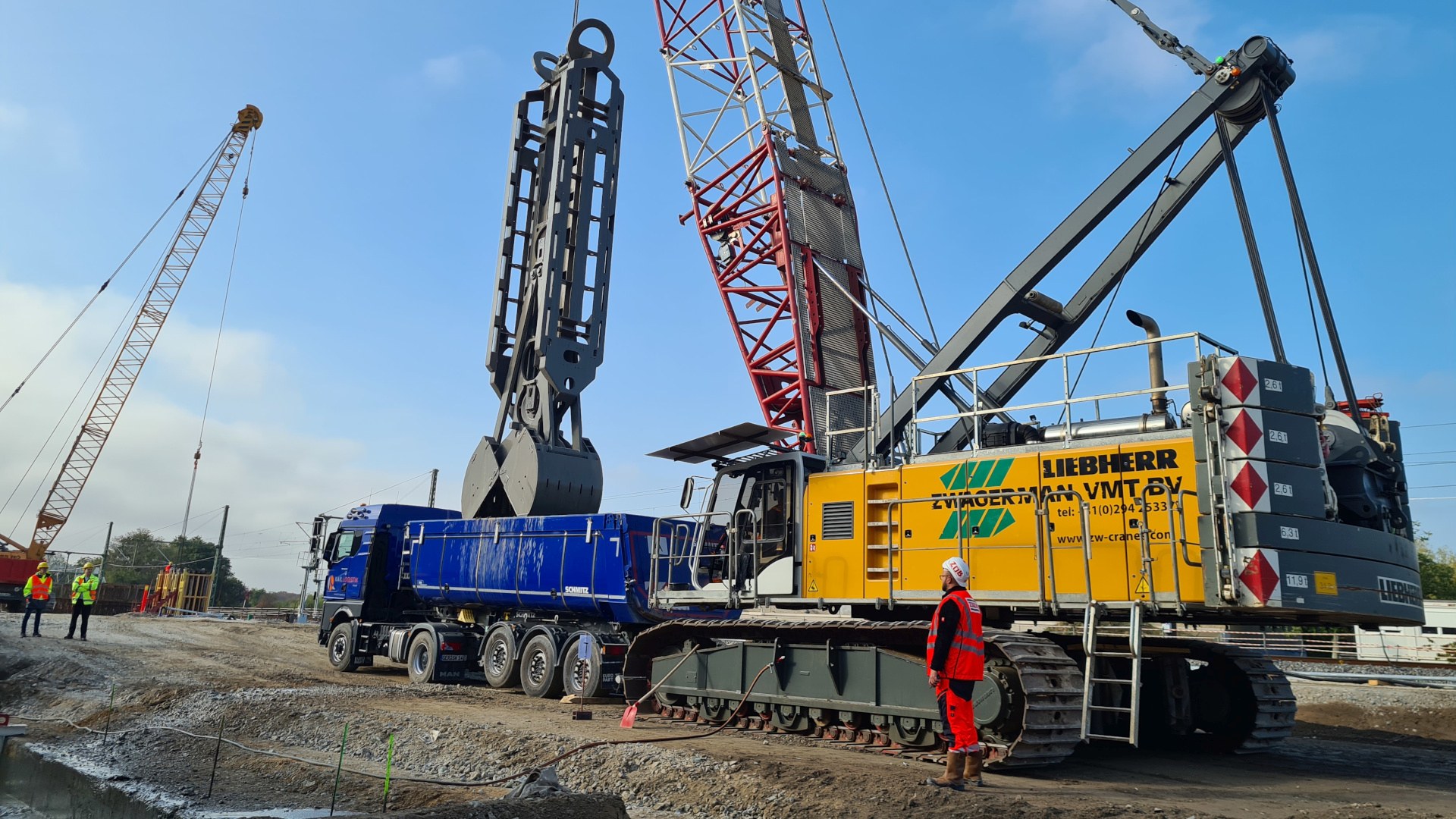 Das ausgehobene Material wird per Lkw abtransportiert. (Foto: DB AG/Miriam Puls)