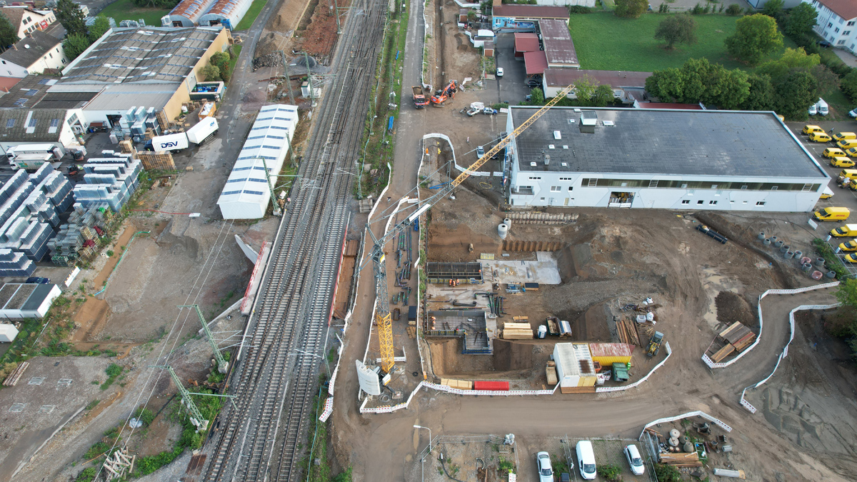 Baustelle an einem Gleis. Rechts ist die Bodenplatte für das Rahmenbauwerk zu sehen.
