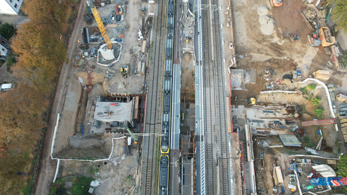Eine Baustelle an einem Gleis. Das Rahmenbauwerk links hat einen Überbau